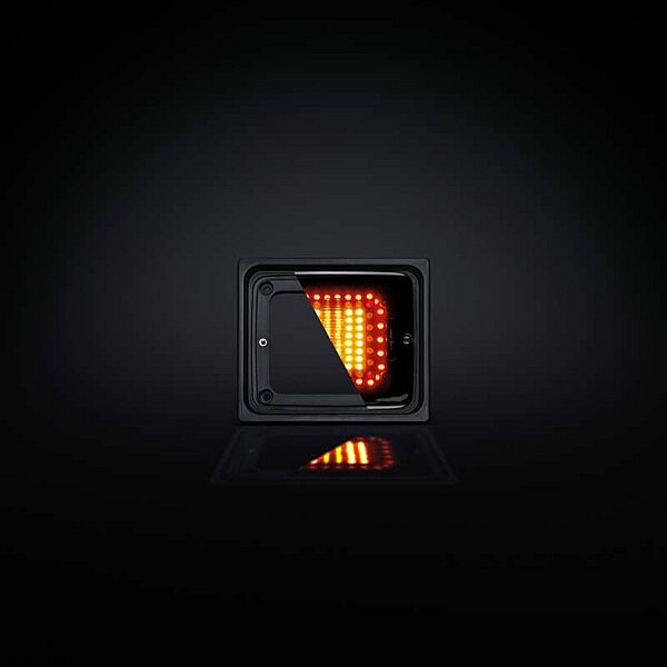 Strands Dark Knight IZE LED Rückleuchte Square – leuchtendes rotes LED-Licht im schwarzen Gehäuse, hochwertige Truck-Beleuchtung