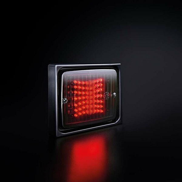 Strands Dark Knight IZE Square Rücklicht – seitliche Ansicht mit aktivierten roten LEDs, edles Design für Truck und Anhänger