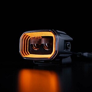 Strands FOR9T No Glare Worklight amber LED Doppelreflektor mit Leuchtrahmen, Schrägaufnahme