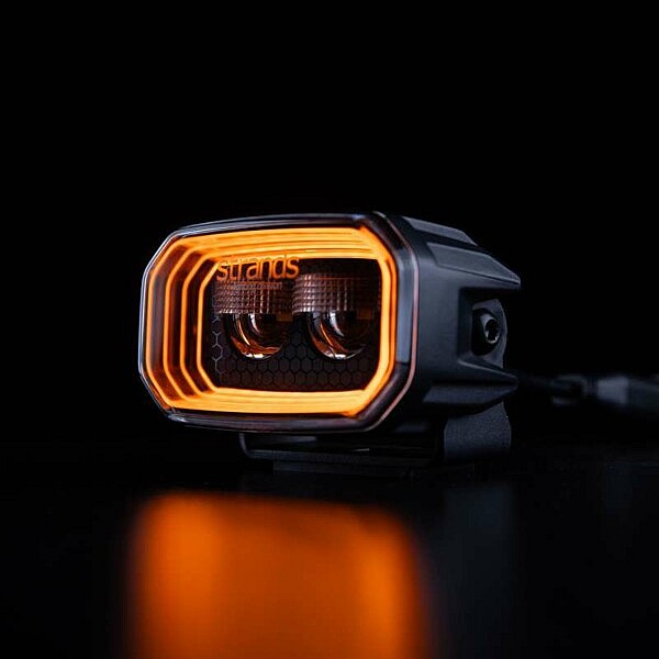 Strands FOR9T No Glare Worklight amber LED Doppelreflektor mit Leuchtrahmen, Schrägaufnahme