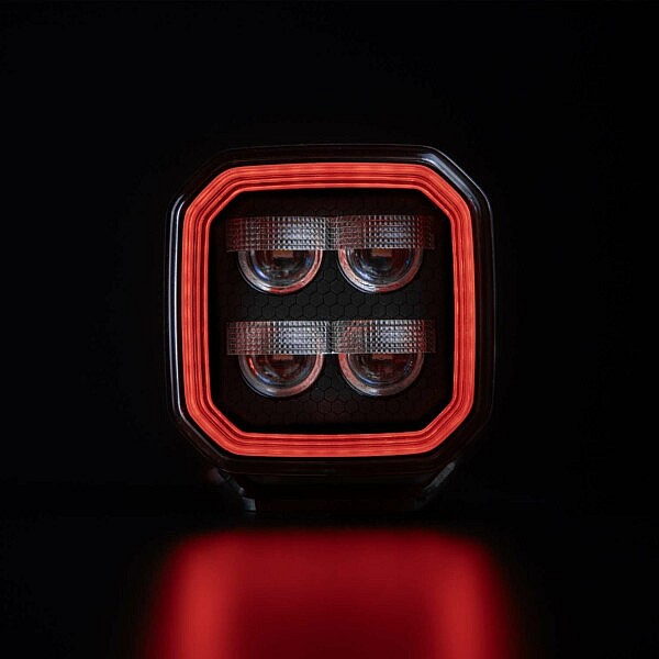 FOR9T No Glare LED Arbeitsscheinwerfer 78W von Strands, Front mit rotem Leuchtrahmen