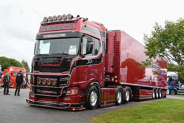 Heinrichs Showtruck am Tag mit Strands Lighting – rot, edel, beleuchtet auf Eventplatz