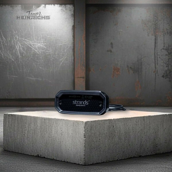 850452 For9t scale side marker strands FOR9T Scale Strands LED Side Marker schwarz, Produktpräsentation auf Betonblock