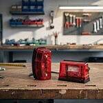 rote LED Rückleuchten für LKW Anhänger auf Werkbank, Werkzeugwand im Hintergrund