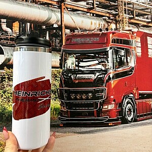 Edelstahl Thermobecher im Heinrichs Thermoliner Design auf rotem LKW Trittbrett