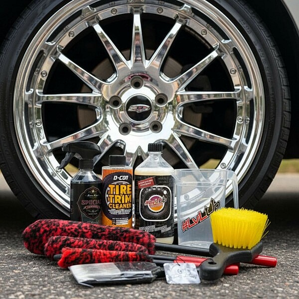 Premium Reifenpflege Set mit Wheel Cleaner, Tire Cleaner, Tireshine und Dirty Business Bürsten vor glänzender Chromfelge
