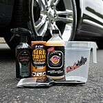 Reifenpflege Set mit Wheel Cleaner, Tire & Trim Cleaner und LVLUp Tireshine vor glänzender Fahrzeugpflege