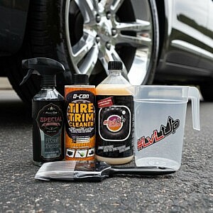 Reifenpflege Set mit Wheel Cleaner, Tire & Trim Cleaner und LVLUp Tireshine vor glänzender Fahrzeugpflege