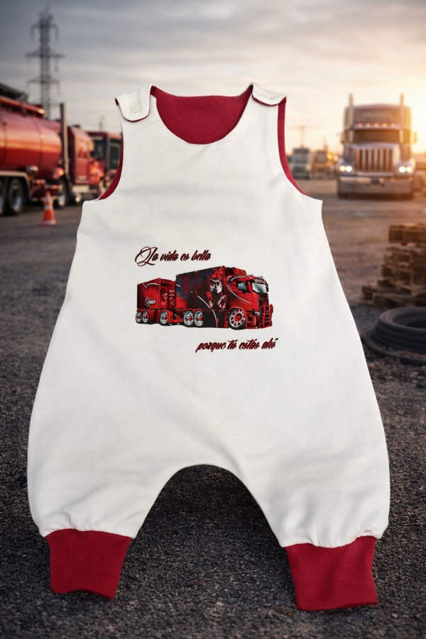 Baby Strampler La Vida es Bella in weiß und rot mit dem Best of Show 2025, Heinrichs Thermoliner Hängerzug als Bügelbild