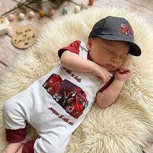 Baby Strampler mit LKW Motiv – Geschenk zur Geburt für Trucker Familien. Motiv ist der preisgekrönte Hängerzug von Heinrichs Thermoliner Best of Show 2025